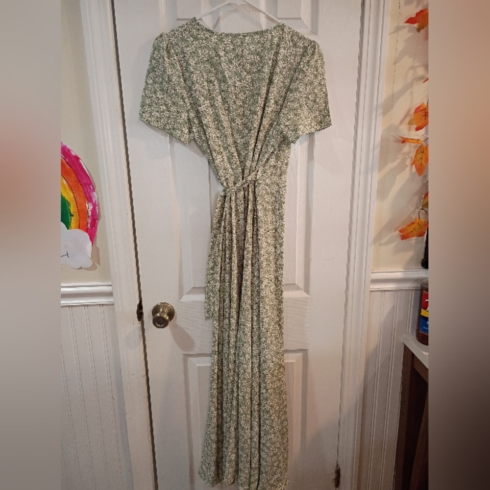 Floral Wrap Dress in Green Size Medium - Picture 4 of 5